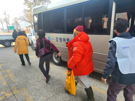 9일 제20대 대통령 선거날인 강원 화천군 화천읍 동촌1리 4반 주민들이 투표를 하기 위해 버스에서 내리고 있다. 주민들은 차로 다니는 도로가 없어 매번 배와 버스를 타고 나와 투표를 하고 있다. 연합뉴스.